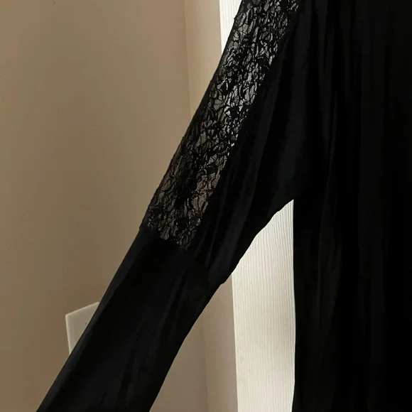 Queen of Darkness Hi-Lo Lace Dolman Top - Size 2X - Picture 2 of 4